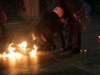 "Βροχή" μολότοφ στην Πάτρα- Επ...