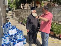 Προσφορά νερού στους πυρόπληκτους του Δή...