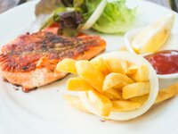 Συνταγή για σολομό με τραγανές πατάτες σ...