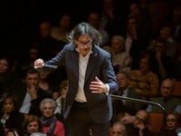 Ο Λεωνίδας Καβάκος με την Κρατική Ορχήστ...