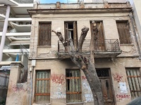 Ένα παλιό αρχοντικό στέκει κόντρα στον χ...