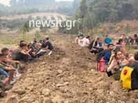 Φωτιά-Εύβοια: Εθελοντές φτιάχνουν ανθρώπ...