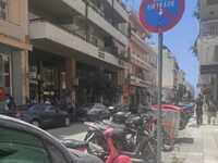 Απαγορεύεται η στάθμευση πλην δικύκλων; ...