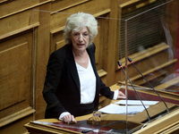 Σία Αναγνωστοπούλου: Άνθρωπος -πληθυντικ...