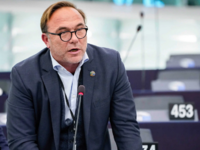 Ο Πέτρος Κόκκαλης αποχωρεί από την ευρωο...