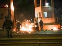 Μετά το ξύλο ο... διάλογος - Φεύγουν τα ...