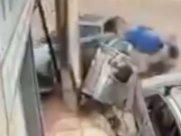 Ιλιον: Η στιγμή που 42χρονος παρασύρει έ...