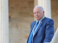 Ανδρέας Τζάκης: Ο «μάγος» των μεταμοσχεύ...