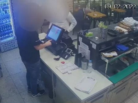 Έτρωγε αμέριμνος και δίπλα γινόταν ληστε...