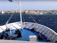 Αίγινα: Καπετάνιος δένει το πλοίο Apollo...