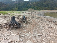 Άρτα: Η ξηρασία αποκάλυψε βυθισμένο οικι...