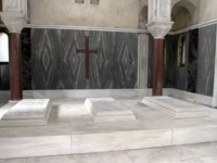 Κωνσταντίνος Γλύξμπουργκ: Στο παρεκκλήσι...