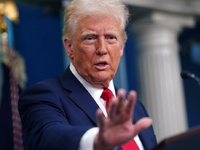 Τραμπ: Αναστέλλονται για έναν μήνα οι δα...