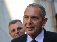 Με παλιά φωτογραφία ο Πάνος Καμμένος στέ...