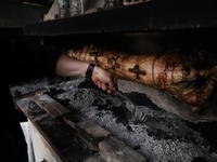 Πάτρα-Πάσχα: Πόσο κοστίζουν φέτος τα κάρβουνα