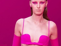 Εντονο ροζ και φούξια και στο μακιγιάζ, ...