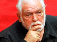 Κώστας Καζάκος: «Μιλούσε σαν να ήταν θετ...