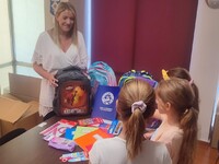 Ένα πλήρες πακέτο με σχολικά είδη μοιράσ...