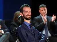 Ο Στέλιος Κυμπουρόπουλος πήγε σε εκδήλωσ...