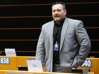 Με μισθό ευρωβουλευτή άνω των 6.000 ευρ...