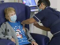 Βρετανία: 90χρονη η πρώτη γυναίκα που εμ...