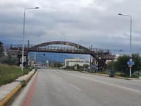 Για ομορφιά (;) στέκει η ξύλινη πεζογέφυ...