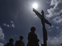 Ο Επιτάφιος και η Ανάσταση με τα μάτια τ...