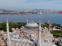 Τουρκία: Κρεμούν ισλαμικά σύμβολα στην Α...