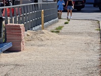 Ανθούπολη: Παρατημένες πλάκες σε μισοτελ...