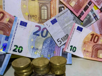 Αύξηση κατώτατου μισθού: Μέχρι και 70 ευ...