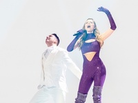 Ντυμένη με 250.000 κρύσταλλα Swarovski η...