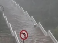 Πάτρα: Καταρράκτης οι σκάλες Αγίου Νικολ...