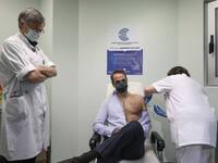 Την δεύτερη δόση του εμβολίου έκανε ο Κυ...