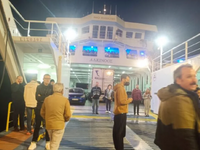 Ταλαιπωρία για δεκάδες επιβάτες στο λιμά...