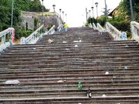 "Χαμός" κάθε βράδυ στις σκάλες...