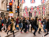 Στην Βρετανία η οικονομία οδεύει σε ύφεσ...
