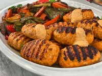 Μπιφτέκια γαλοπούλας με ψητά λαχανικά κα...