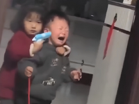 Viral βίντεο από την Κίνα: Κοριτσάκι «κρ...