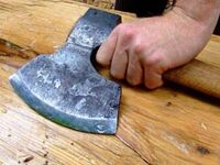 Καταδίωξε και τραυμάτισε με τσεκούρι γυναίκα