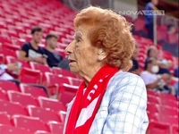 H 92χρονη φίλαθλος του Ολυμπιακού που έκ...