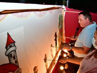 ΔΕΙΤΕ ΦΩΤΟ από την παράσταση καραγκιόζη ...