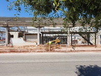 Εργασίες κατεδάφισης κάτω από το στέγαστ...