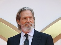 Ο 72χρονος ηθοποιός Τζεφ Μπρίτζες πάει κ...