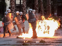 Ένταση με μολότοφ και δακρυγόνα στην Αθή...