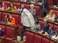 Ιταλία: Βουλευτής ντύθηκε… φάντασμα διαμ...
