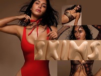 «Ξεχειλίζει» στα μαγιό της εταιρείας της...