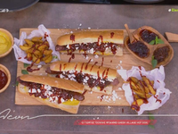 Ο Γιώργος Τσούλης  ετοιμάζει Greek Village Hot Dog