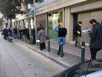 Ουρές και σήμερα σε τράπεζες κι ΕΛΤΑ της...