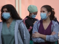 Μάσκες παντού, τοπικά lockdown και απαγό...