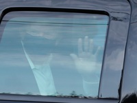 Το...σουλάτσο Τραμπ έξω από το νοσοκομεί...